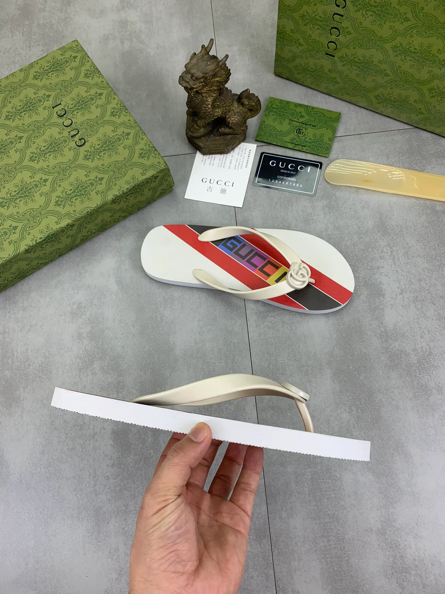 Men's men's shoes 💰P220💰【New style】🆘【GUCCI】Official website's popular Gucci adult couple 🧑‍🤝‍🧑 style, children's flip-flops are on sale at the counter simultaneously! Original fabric imported from Italy. Original bottom provided by the original factory. Size: Adult 36-45. Children’s size: 30-37. Multiple colors available.